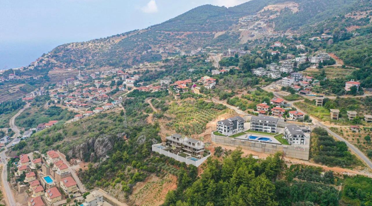 Alanya Tepe Mahallesinde Satılık Tepede Lüks villa Vatandaşlık için uygundur image